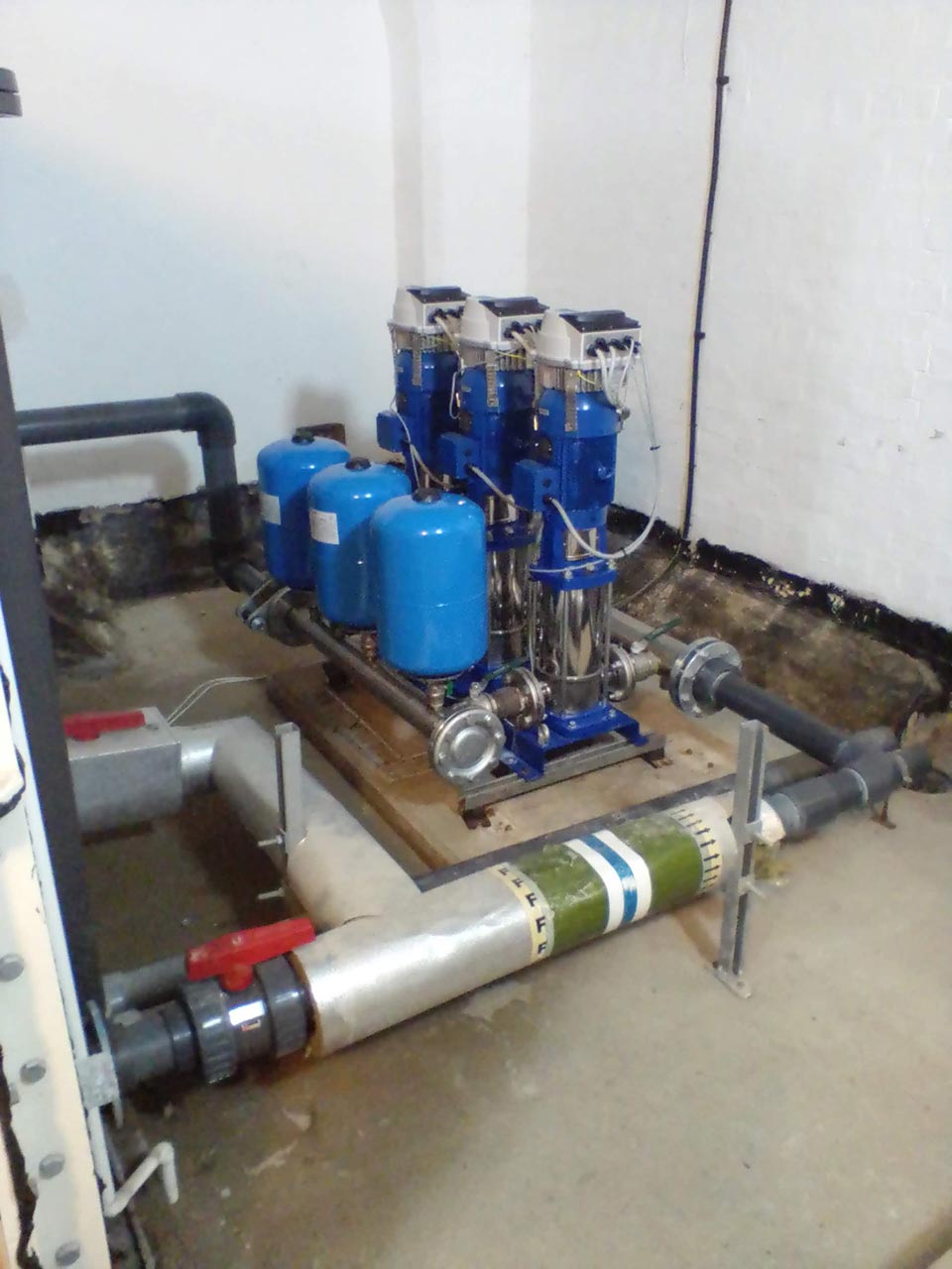 Water pumps containers